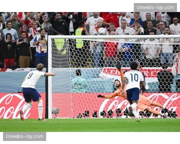 姆巴佩左路突破劲射破门，王子公园球场瞬间沸腾