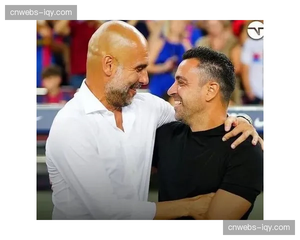 终场哨响，巴萨主帅哈维与瓜迪奥拉在场边长时间拥抱交谈